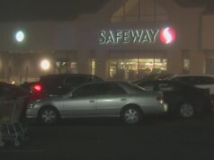 Cướp uy hiếp nguời đi mua sắm tại chợ Safeway ở Spanaway