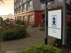 Bà cụ 80 tuổi bị 3 tay cướp xe hành hung ở Seattle